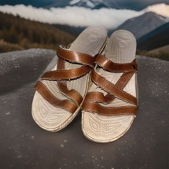 CROCS A LEIGH Womens Brown Strappy‎ Slip On Sandals Cork Wedge Size 8 Dress Cute - Picture 1 of 16